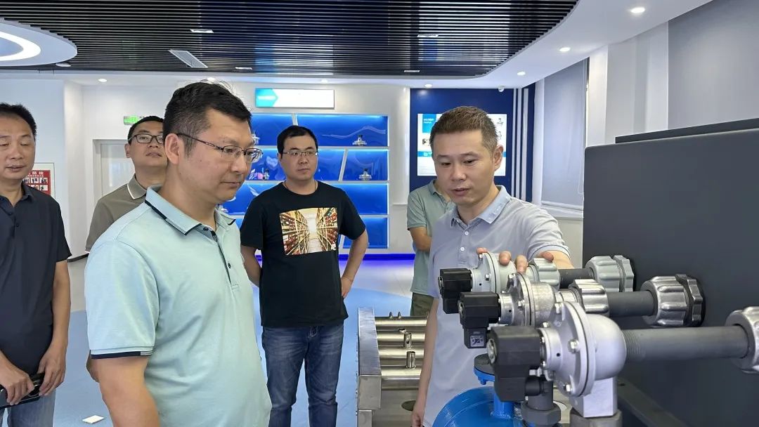 蘇州東風精沖工程有限公司總經理喻華平一行蒞臨我司參觀考察